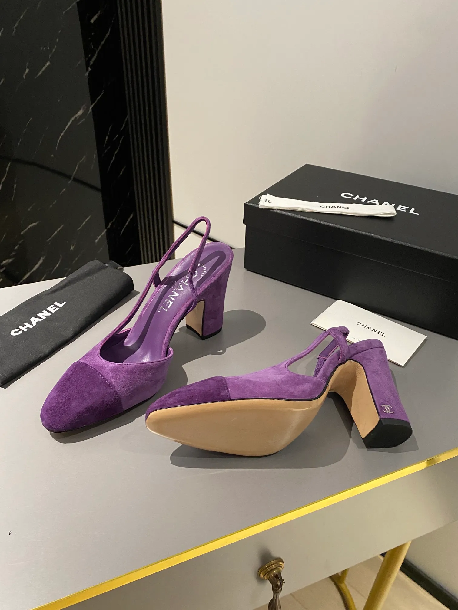 👟👟Ex-factory price 520👟👟 Purchase grade, high-heeled version, Chanel classic slingback sandals. We have been making this model for the past few years. This year, we will re-purchase the version and make a detailed copy again. I found that the upper lines and body comfort of the new version have been slightly adjusted! The brand won't say anything because the overall appearance difference is not big and it doesn't affect wearing. All colors now produced are produced according to the latest styles! What you buy is the latest classic model from the counter, made of imported mixed sheepskin surface material, imported mixed sheepskin, and Italian imported cowhide leather soles! High heels 9.5cm Size: 35-39 Other sizes can be customized (customized sizes 34, 40, 41, 42, 43 are non-refundable and non-exchangeable)